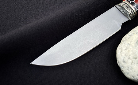 Нож "Енот": сталь - Bohler S390; рукоять акрил, мельхиор