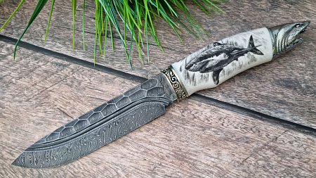 Нож "Акула" сталь дамаск, каменный век, кривой дол -  рукоять элфорин(слоновая кость)  - скримшоу(резьба по кости), формовочные ножны