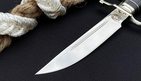 "Финка НКВД": сталь - 95Х18 (кованая); рукоять - черный граб