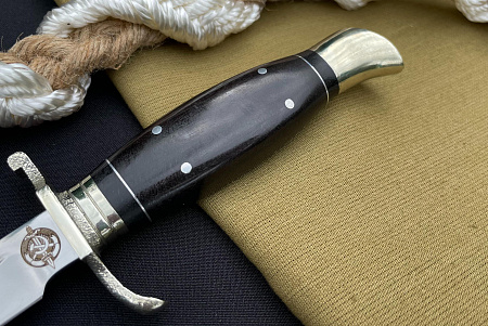 "Финка НКВД": сталь - 95Х18 (кованая); рукоять - черный граб
